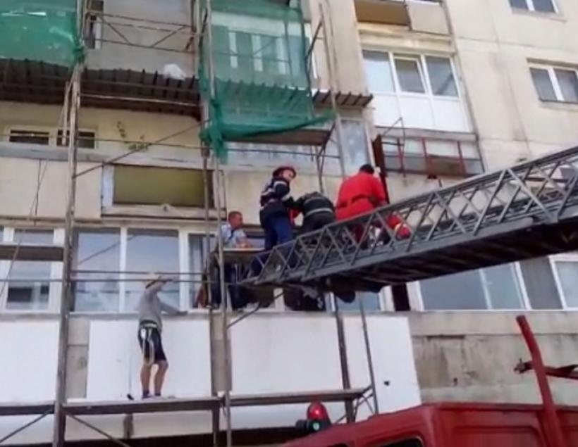 Miracol! Un piteştean a căzut de la etajul 5 şi a scăpat cu viaţă, rămânând agăţat într-o plasă de protecţie de la etajul 2 