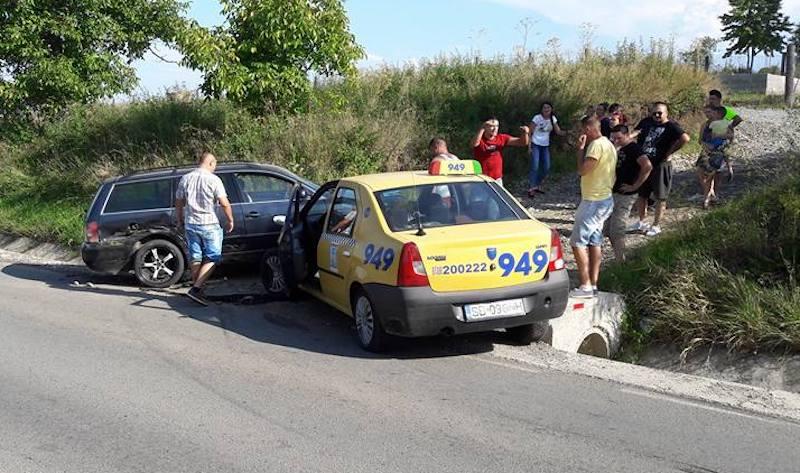 Accident în județil Sibiu. Un tânăr a intrat cu mașina într-un taxi