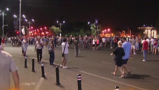  Aproximativ 1.600 de persoane protestează în Piaţa Victoriei