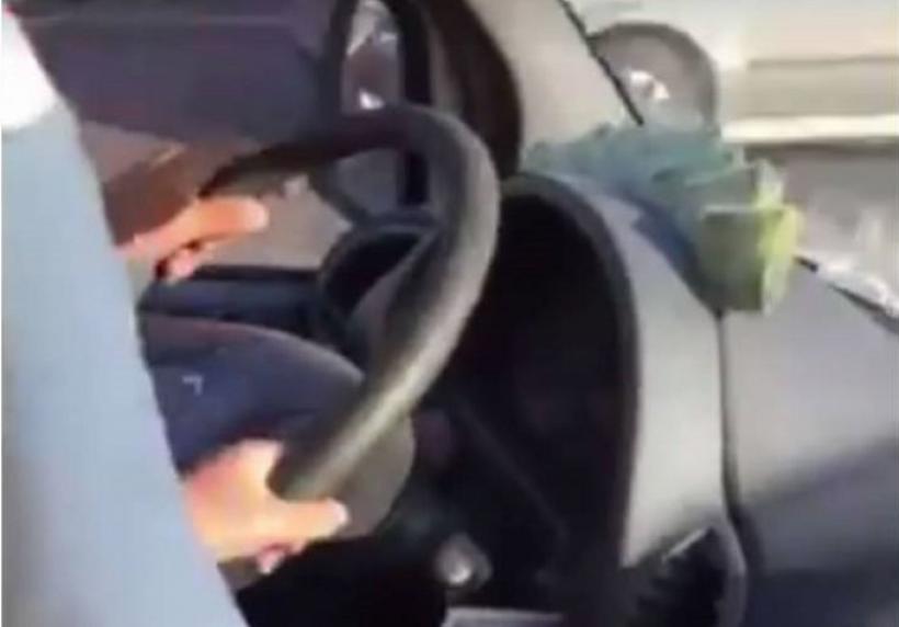 Gest inconștient! Şoferul unui microbuz din Constanţa riscă să ajungă după gratii, după ce a lăsat un copil să conducă maşina plină cu călători 