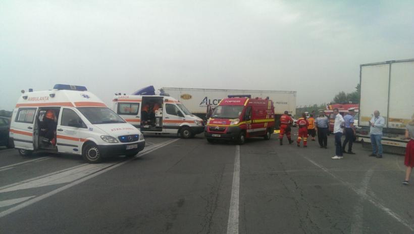 Accident teribil în Bistriţa! Un autobuz plin cu muncitori a intrat într-un stâlp, după ce a evitat un TIR 