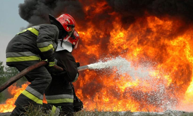  Alertă maximă într-o localitate din România după ce o groapă de gunoi  cu substanţe periculoase arde de o săptămână!