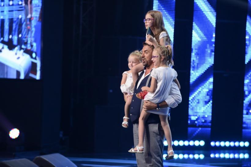 ”Asalt” la audițiile pentru cel de-al șaptelea sezon X Factor  Horia Brenciu, înconjurat de copii. I s-au urcat și în cap!