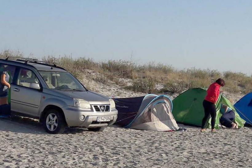 Legile sunt respectate doar de unii, alții își parchează mașinile pe plajă