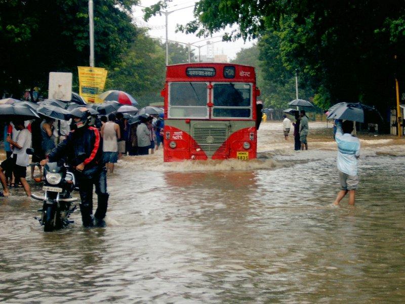 Cel puţin cinci morţi în urma inundaţiilor din Mumbai