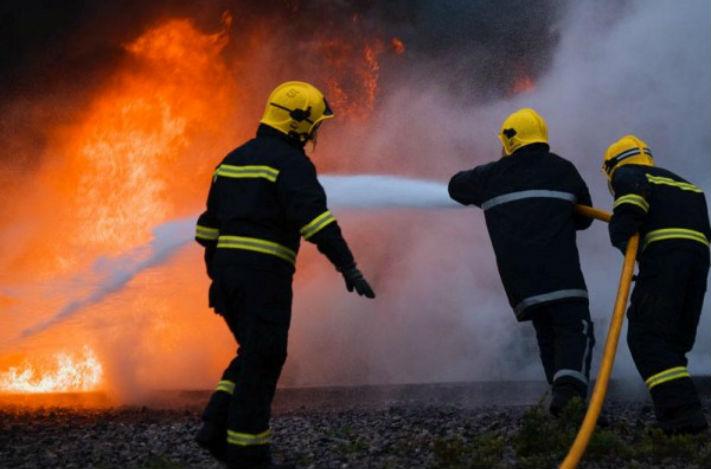 Incendiu de proporții în apropiere de Timişoara! Zeci de persoane au fost evacuate după ce o fabrică a fost cuprinsă de flăcări 