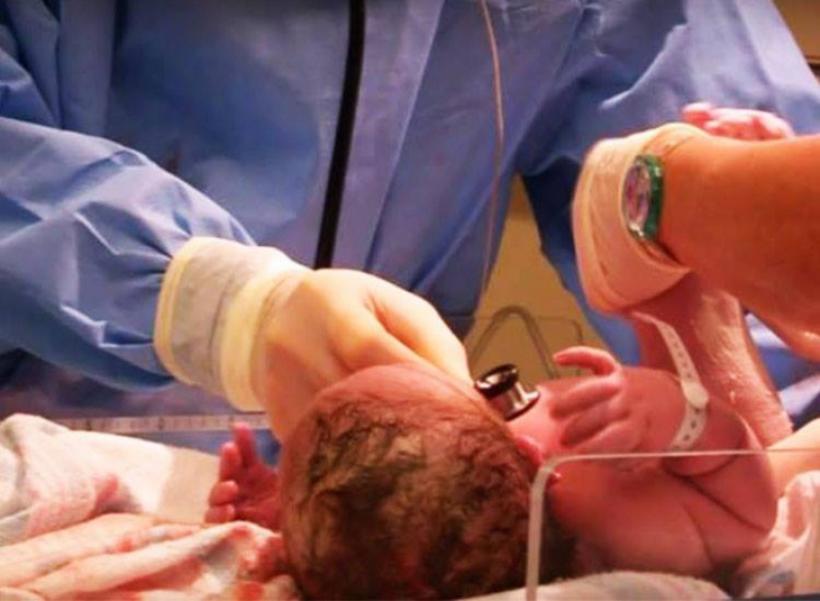 Miracol! Un nou-născut a fost salvat de la moarte de un poliţist după ce a fost aruncat în WC de propria mamă!
