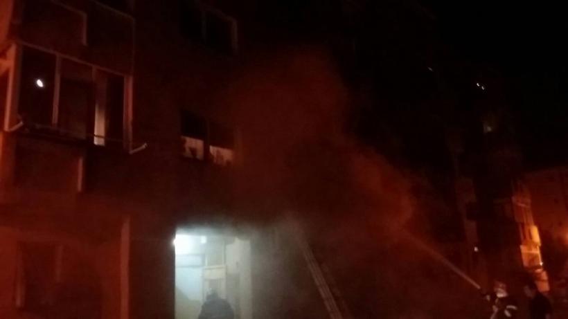 Două persoane au murit iar alte 5 sunt rănite după o explozie într-un bloc din Constanța