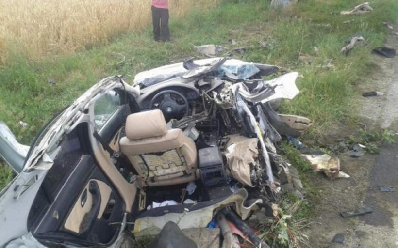 Accident grav pe autostradă. Doi tineri au murit pe loc, iar alţi trei sunt în stare gravă după ce un BMW s-a încolăcit pe un stâlp!