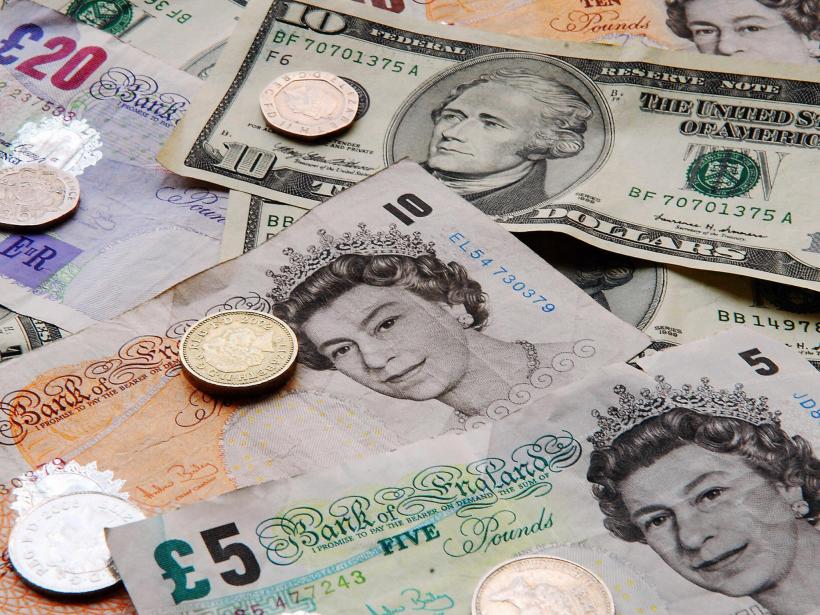 Lira sterlină a atins cel mai scăzut prag din ultimele 10 luni