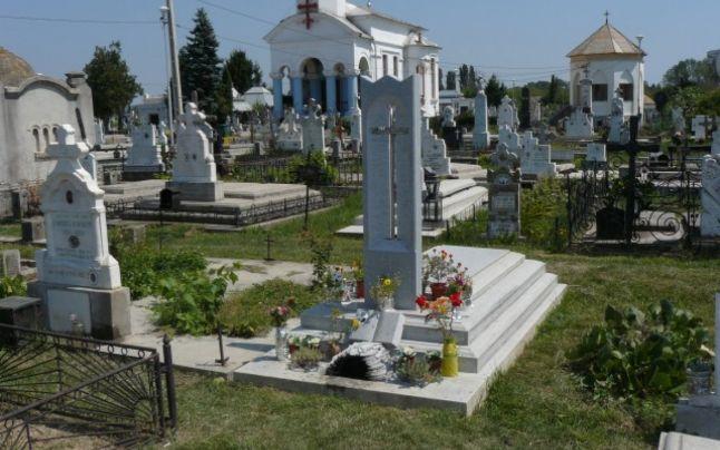 O piatră funerară s-a prăbuşit peste un copil de 8 ani, într-un cimitir din Iaşi