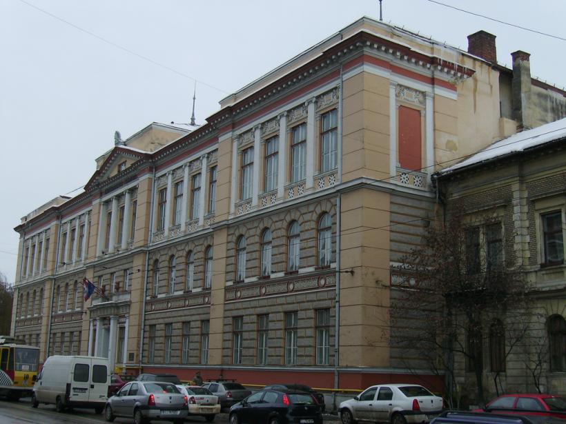 Cluj. Biroul unui profesor al Universității Tehnice, bănuit de luare de mită, percheziționat