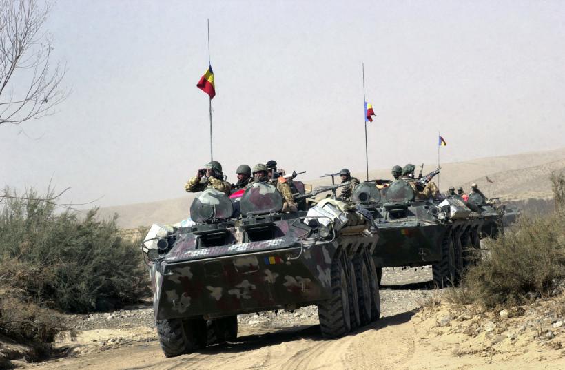 Militarii români din Afghanistan alături de echipa națională