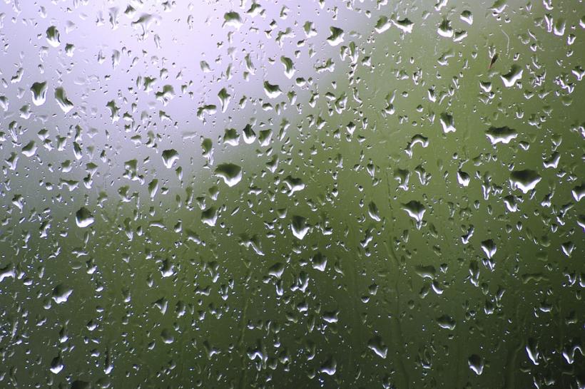 Ploi torențiale și vijelii în majoritatea regiunilor țării