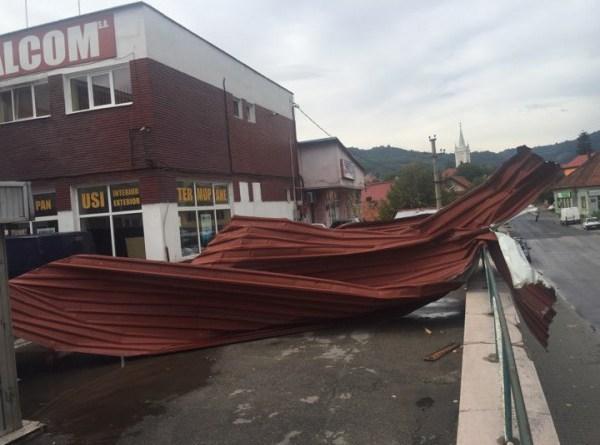 Prăpăd în județul Hunedoara, în urma unei vijelii: acoperișul unei piețe smuls, mașini avariate, drum județean blocat