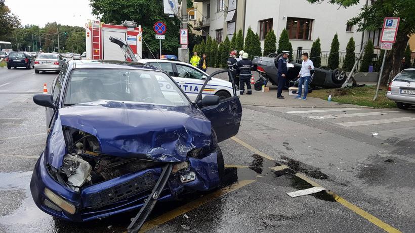 Accident spectaculos în Timișoara. Un BMW s-a răsturnat și a distrus un semafor