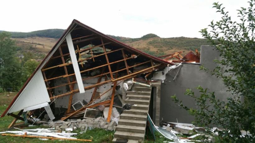  Furtuna a făcut prăpăd în zeci de localităţi din ţară. Case distruse, copaci puşi la pământ şi acoperişuri smulse! 