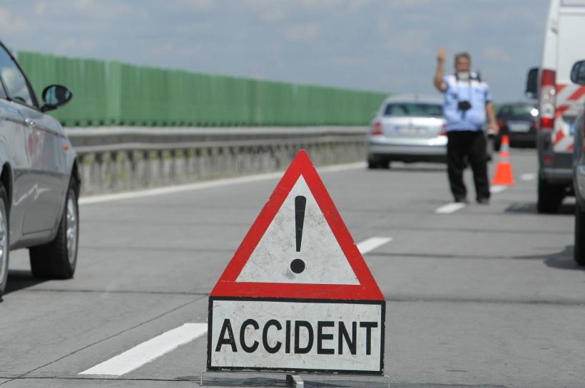 Prahova: Autocar cu 50 de persoane implicat într-un accident rutier. O persoană dintr-un alt autovehicul în comă