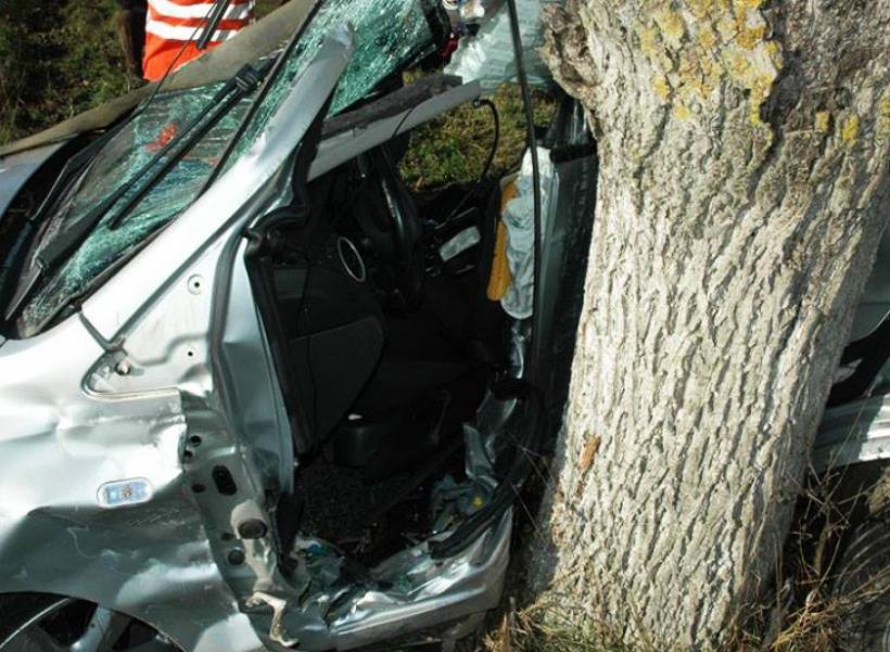 Accident tragic pe o șosea din Suceava. Doi tineri au murit pe loc după ce maşina lor s-a izbit frontal de un copac!