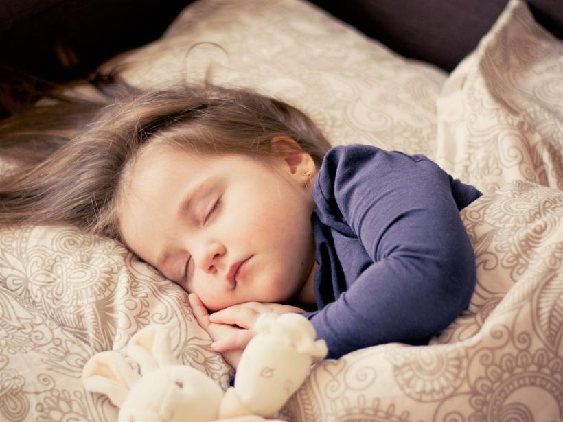 Bebelușii care sunt culcați în camera lor dorm mai bine și mai mult (studiu)