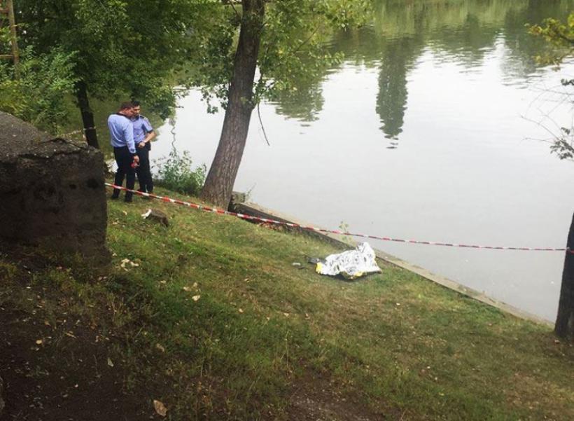 Descoperire terifiantă în Parcul Herăstrău din Capitală! Trecătorii au văzut un cadavrul plutind pe apă şi au sunat de urgență  la 112 