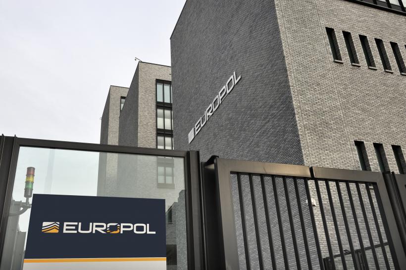 Europol cere măsuri după semnalarea a aproape 1 milion de tranzacţii bancare suspecte de spălare de bani