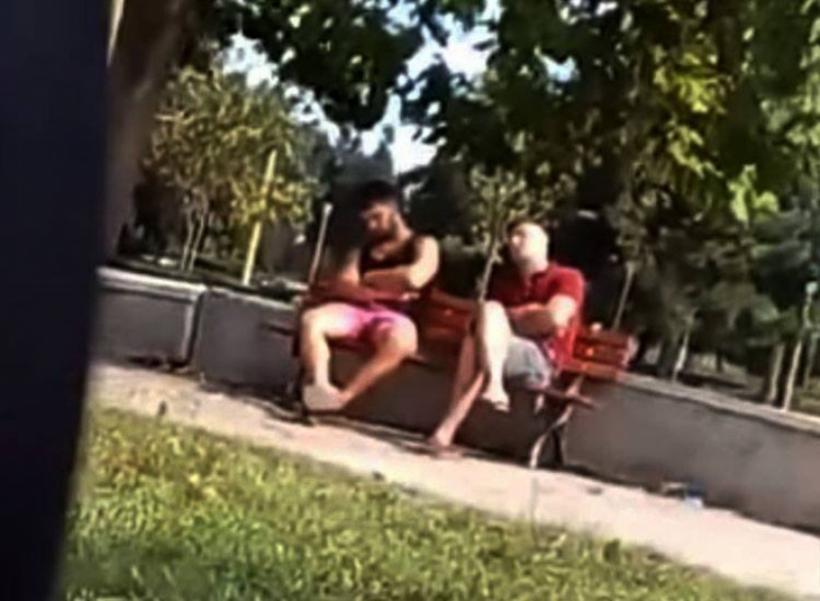 Scene teribile într-un parc din Constanţa! Doi tineri se drogau de faţă cu copiii 