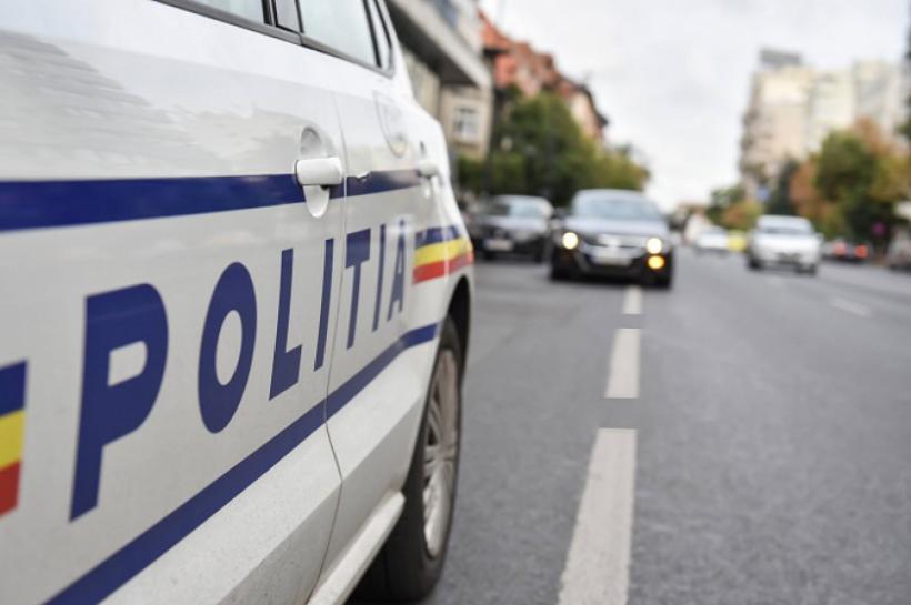 Caz șocant! Un bărbat a rupt uniforma unui poliţist şi i-a furat pistolul în timp ce agentul încerca să pună cătuşele unui şofer