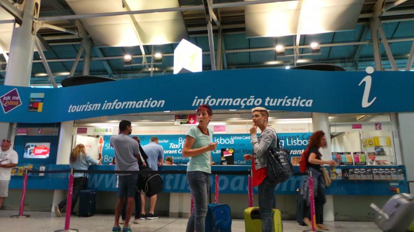 MAE: Românii blocați în aeroportul din Lisabona vor fi aduși în România cu o cursă specială