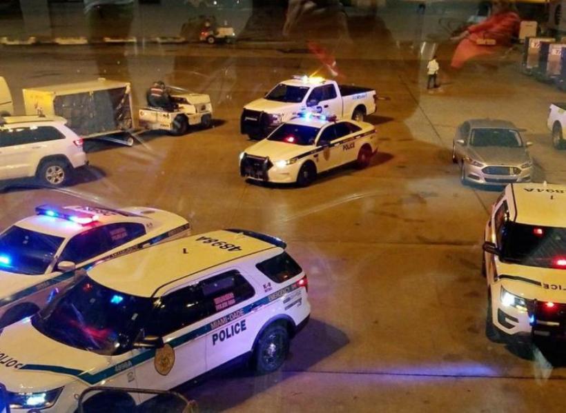 Bărbat înarmat, împuşcat de poliţia americană, în timp ce încerca să intre în aeroportul din Miami!