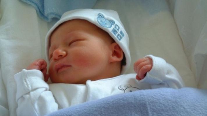 Bebeluș viu în acte, mort la naştere! Părinții acuză medicii de la Bistriţa pentru moartea copilului lor