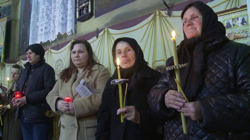 Femeie jefuită în biserică, la Botoșani. O tânără de etnie romă i-a furat geanta, în Casa lui Dumnezeu, când se ruga