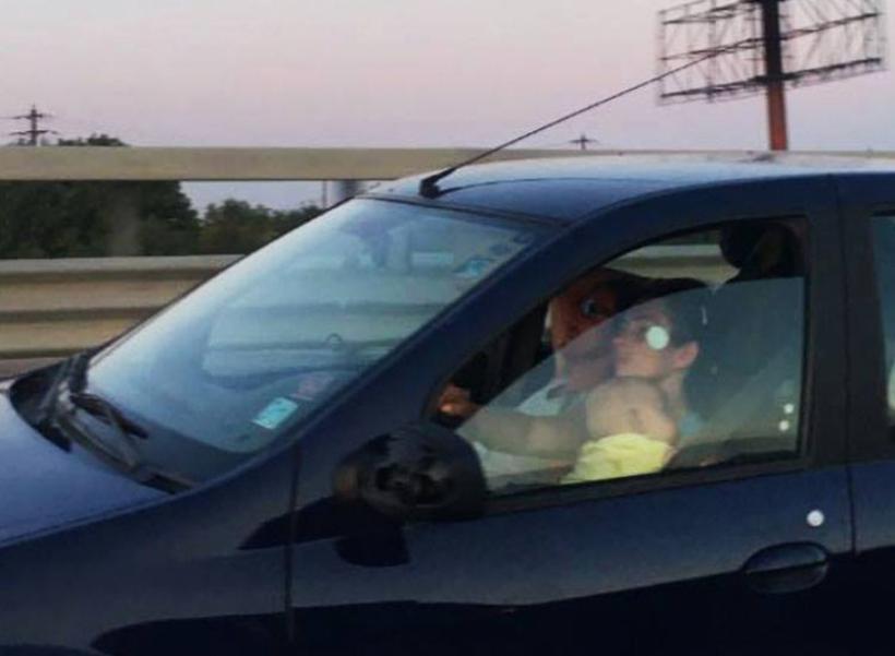 Inconştienţă extremă la volan! O femeie a condus cu bebeluşul în braţe pe autostradă!