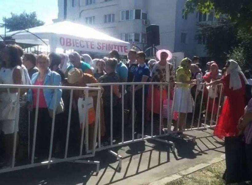 Mii de credincioși stau la cozi kilometrice în Constanţa pentru a atinge Brâul Maicii Domnului!