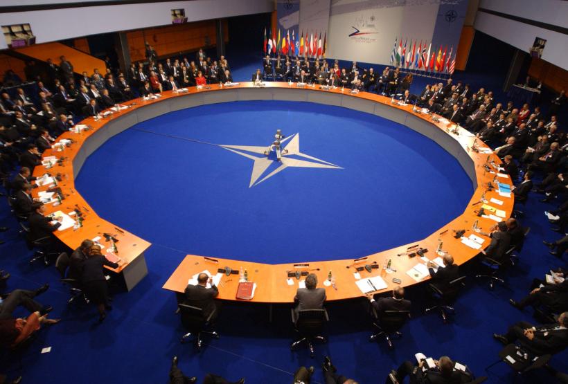 Cine l-a înlocuit pe demisionarul Țuțuianu la întâlnirea cu șeful NATO
