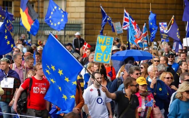Mii de persoane manifestează la Londra împotriva Brexit-ului