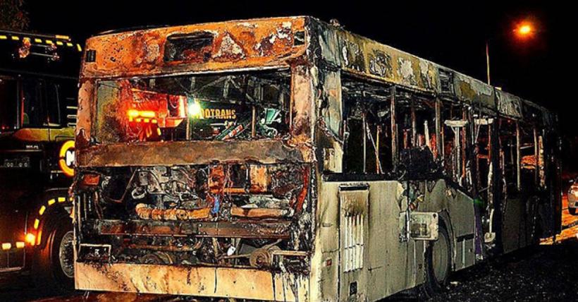 Un autobuz cu muncitori a ars complet pe centura Aradului