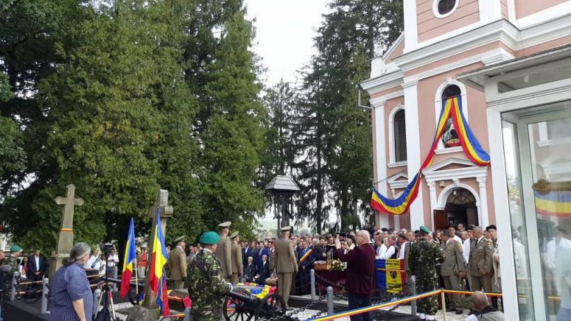 Hunedoara: Un tricolor vechi de aproape 150 de ani, adus la mormântul lui Avram Iancu