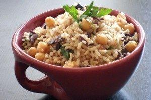 Rețeta zilei : Salată mediterană cu orez, linte și măsline