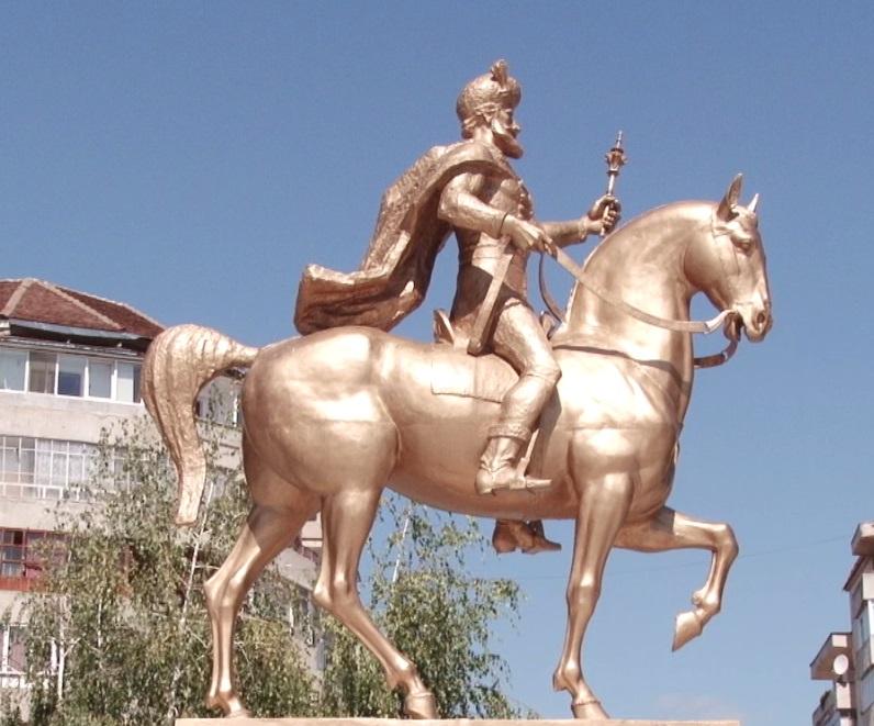 Scandal în Târgoviște după ce primăria a aurit statuia lui Mihai Viteazul