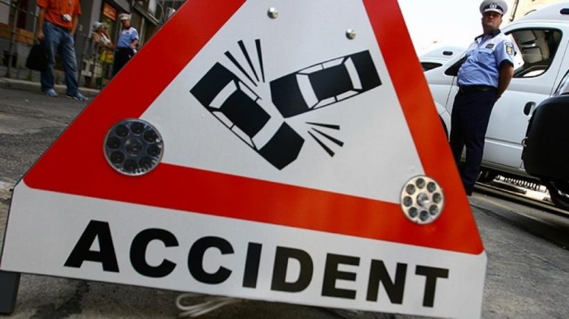 Șcene dramatice pe o șosea din Vrancea. Două persoane au fost rănite în urma impactului frontal dintre două autotirisme
