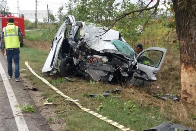 Accident cu repetiție, după ce a distrus un BMW a intrat cu o mașină electrică într-un copac