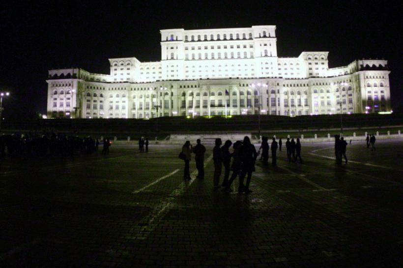 Bp al Camerei Deputaţilor a propus majorarea dimensiunii drapelului arborat pe Palatul Parlamentului