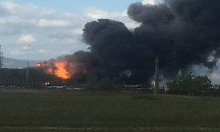 VIDEO - Incendiu violent la o fabrică din Orăștie. AVERTIESMENTUL ISU pentru populația orașului