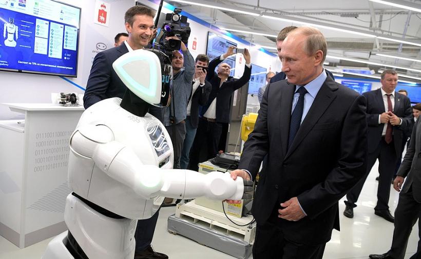 VIDEO - Putin a dat mâna cu un robot în timpul vizitei la o companie IT