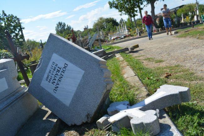 Un cimitir din Botoșani a fost vandalizat de persoane necunoscute