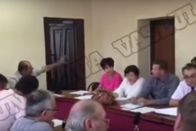 VIDEO - Scandal cu injurii în timpul unei ședințe a Consiliului Local Huși