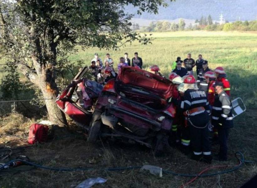 Accident TERIBIL în Bistrița la o trecere la nivel cu calea ferată. Mașina s-a izbit violent de un copac. Un bărbat a murit, iar alţi trei au fost transportaţi în stare gravă la spital