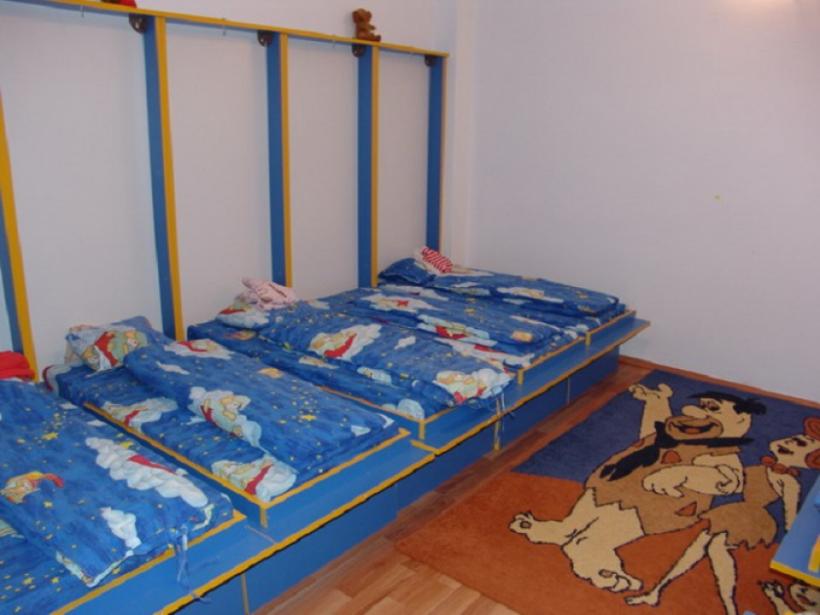 Caz șocant la o grădiniță din Târgu -Jiu! Copii dorm câte 3 într-un pat din lipsă de spațiu
