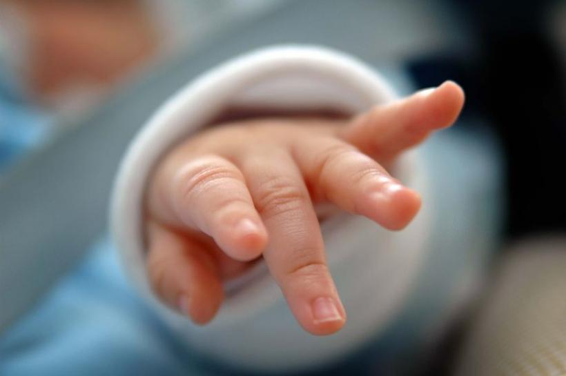 Caz șocant la Cluj! Un bebeluș a fost învinețit de medicii care au încercat să-i pună o branulă timp de 30 de minute